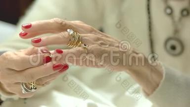 老年妇女戴金戒指。